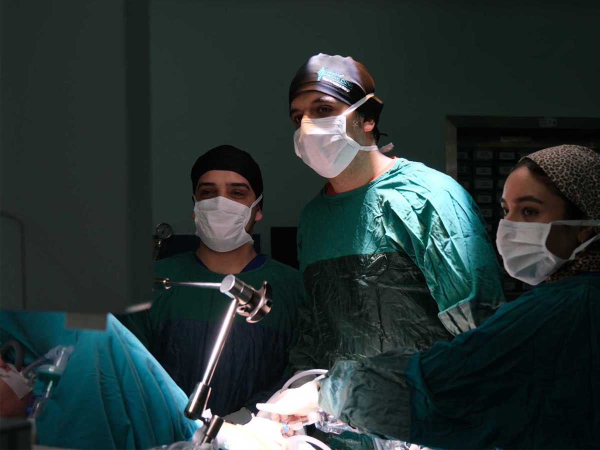 Dr Mani Habibi performing laparoscopic surgery in the operating theatre